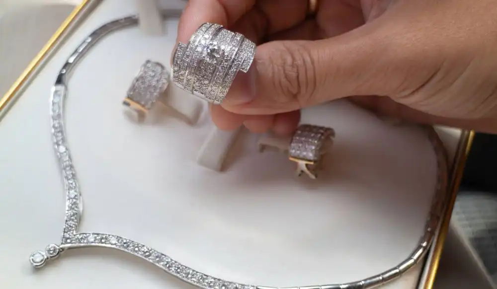 How To Avoid Getting Cheated When Selling Or Pawning Your Diamonds