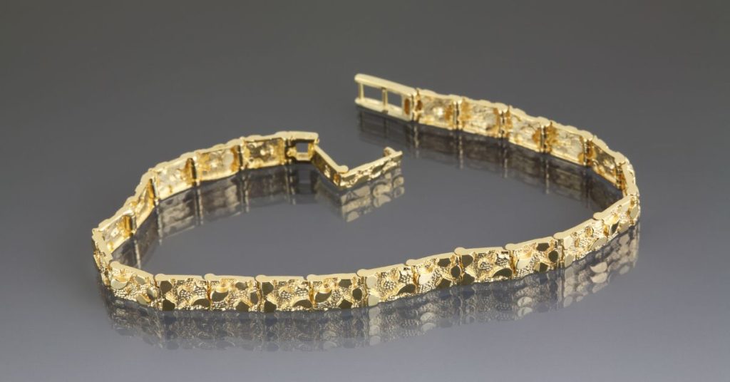 A Deep Dive into the CraftsmanshipBehind Luxury Gold Jewellery