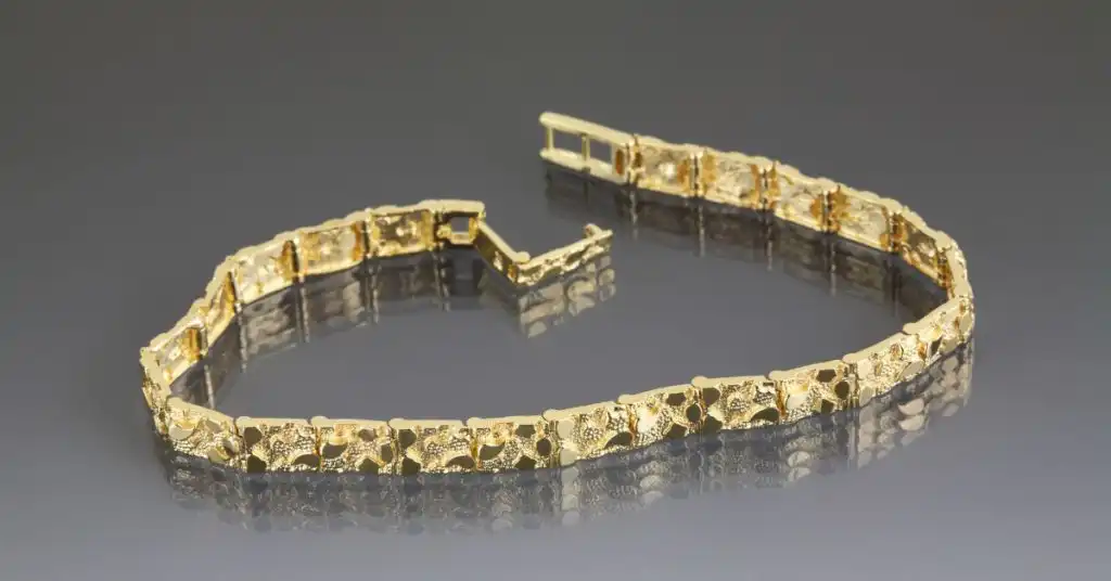 A Deep Dive into the CraftsmanshipBehind Luxury Gold Jewellery