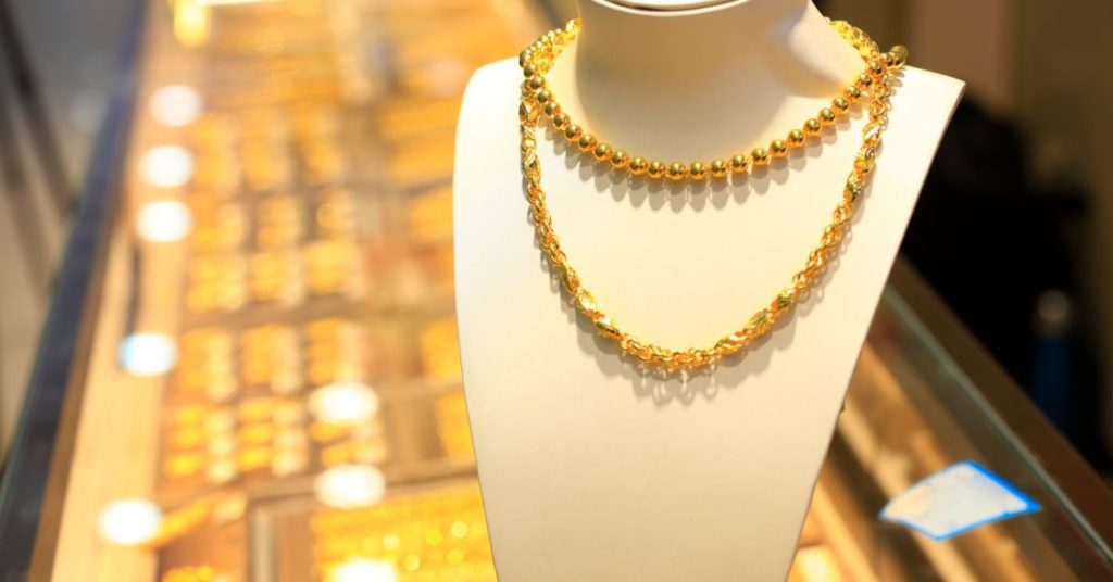 Popular Gold Necklace Styles: A Guide to Different Types of Gold Necklaces, from Chokers to Pendants